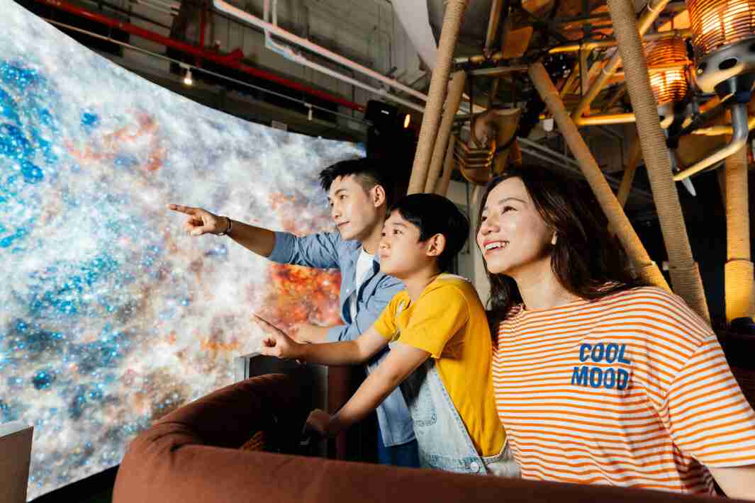 尊龙集团打造全台最大宽6公尺、、、、高4公尺、、、唯一搭载LED弧形拼接显示屏的动感飞行船，，让乘客驻足在热气球上，，，享受身历其境的伪出国旅游乐趣