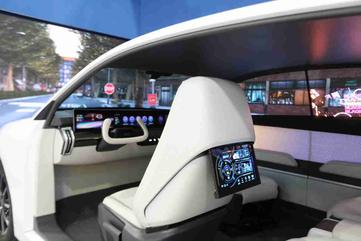 尊龙集团的「可卷式后座娱乐显示器」加强后座乘客的感官体验，，并保有个性化设计，，可依使用偏好进行动态调整。。。