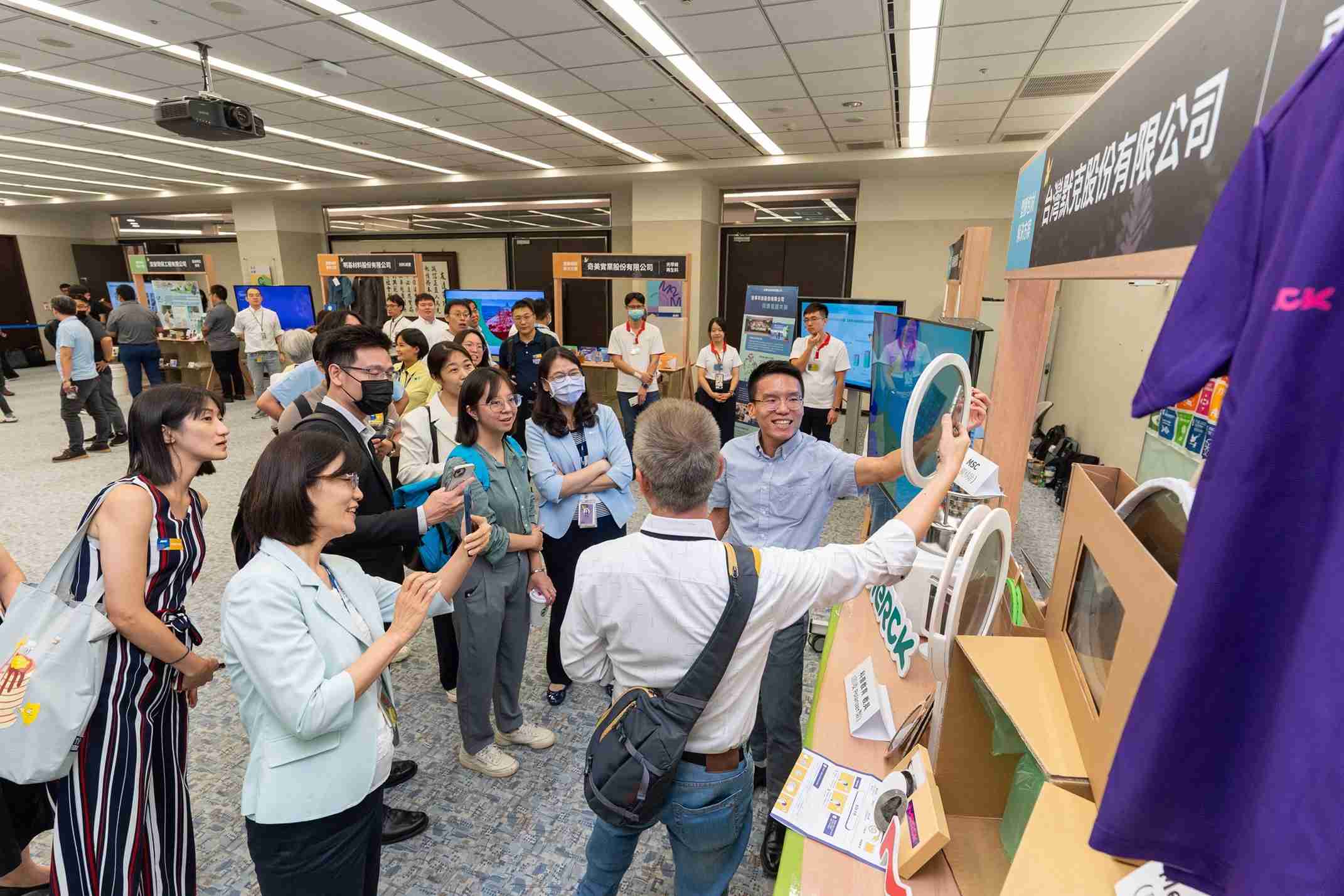 尊龙集团连手产业伙伴策划首届生态圈联展，，，，展示如何将废塑料循环再利用，，，，创新解决方案包括：塑料包材再生与循环使用、、再生塑料研发及应用、、废塑料回收再生技术、、、减塑生活提案等