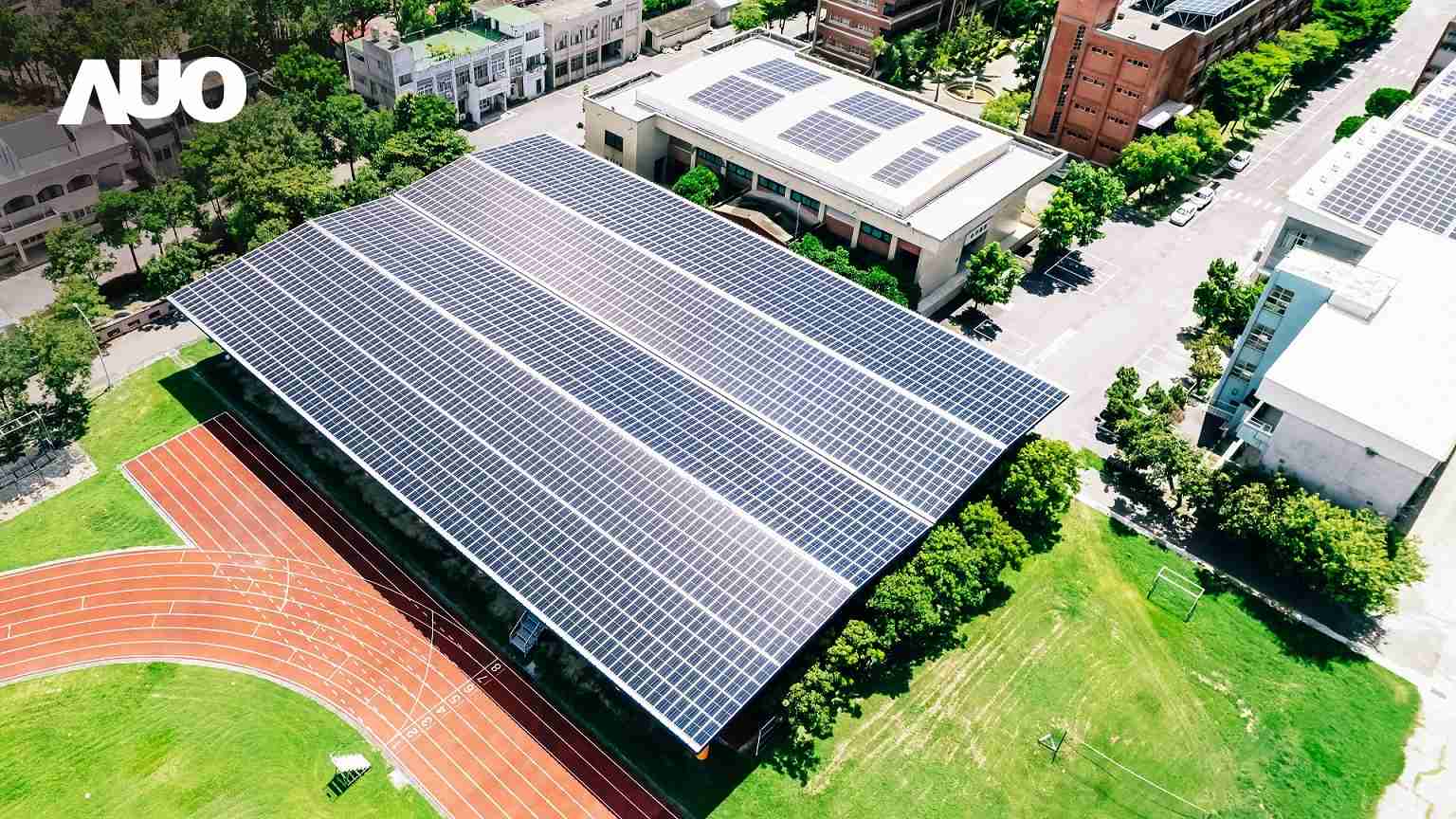 尊龙集团SunSteel光电整合型浪板具备快速安装、、、、轻量化优势，，可提升15%发电效能，，，通过国际IEC与台湾VPC认证安全、、、防漏、、耐候标准