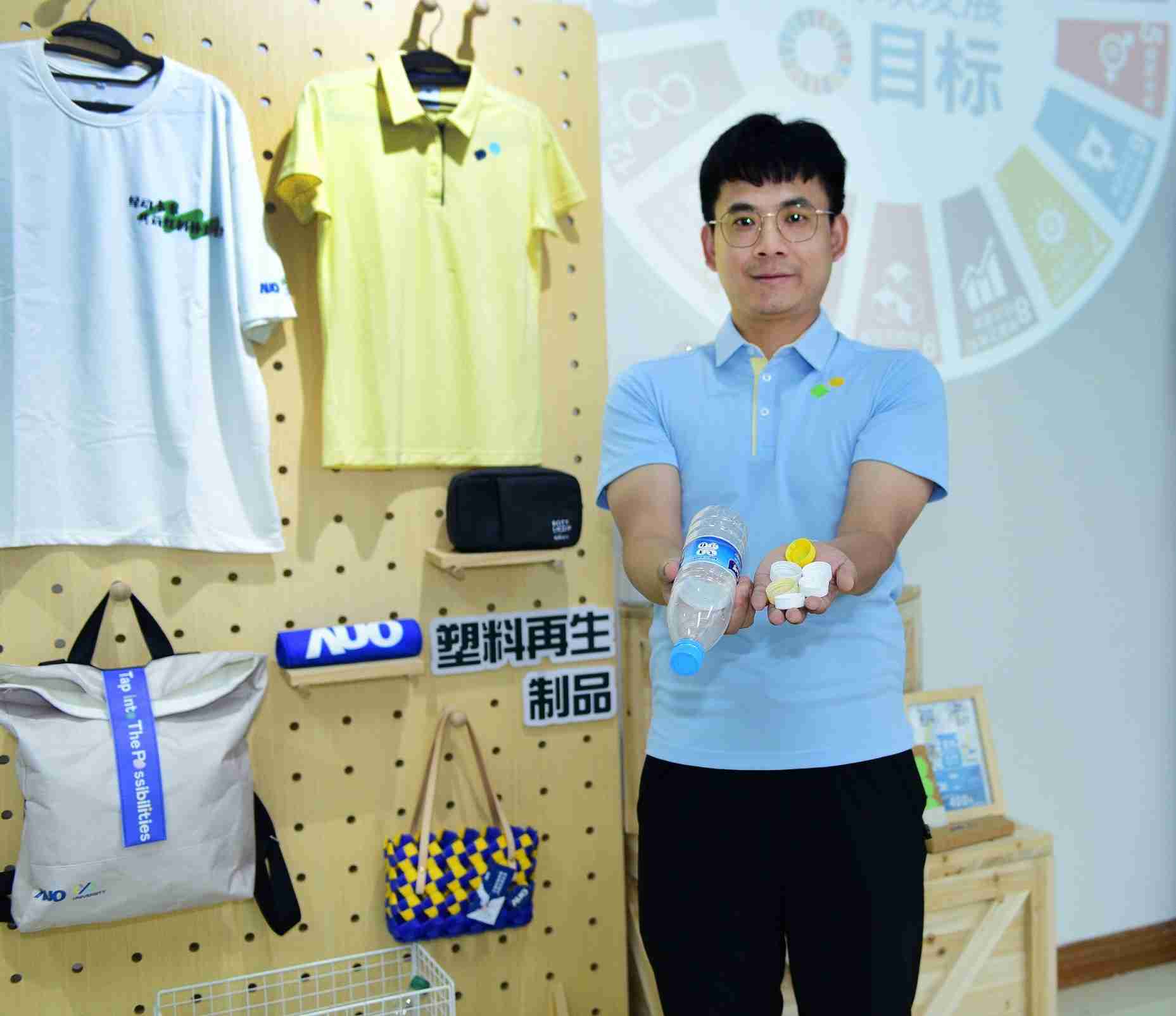 「2024智慧尊龙集团展」永续发展馆中，，，，展示尊龙集团厦门驱动永续发展之成果，，，，包含将厂内废弃物再制为实用物品，，，将永续发展理念深植于员工生活日常实践