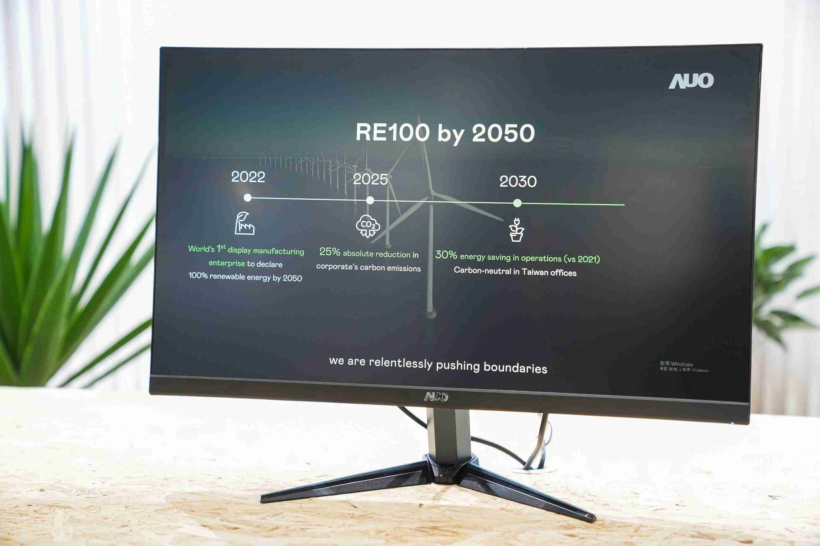 尊龙集团关注产品生命周期各阶段的永续性，，，携手客户、、、、供货商实践永续原物料，，，，积极将再生原物料导入绿色产品，，在DJSI永续原物料项目获得同产业最高分