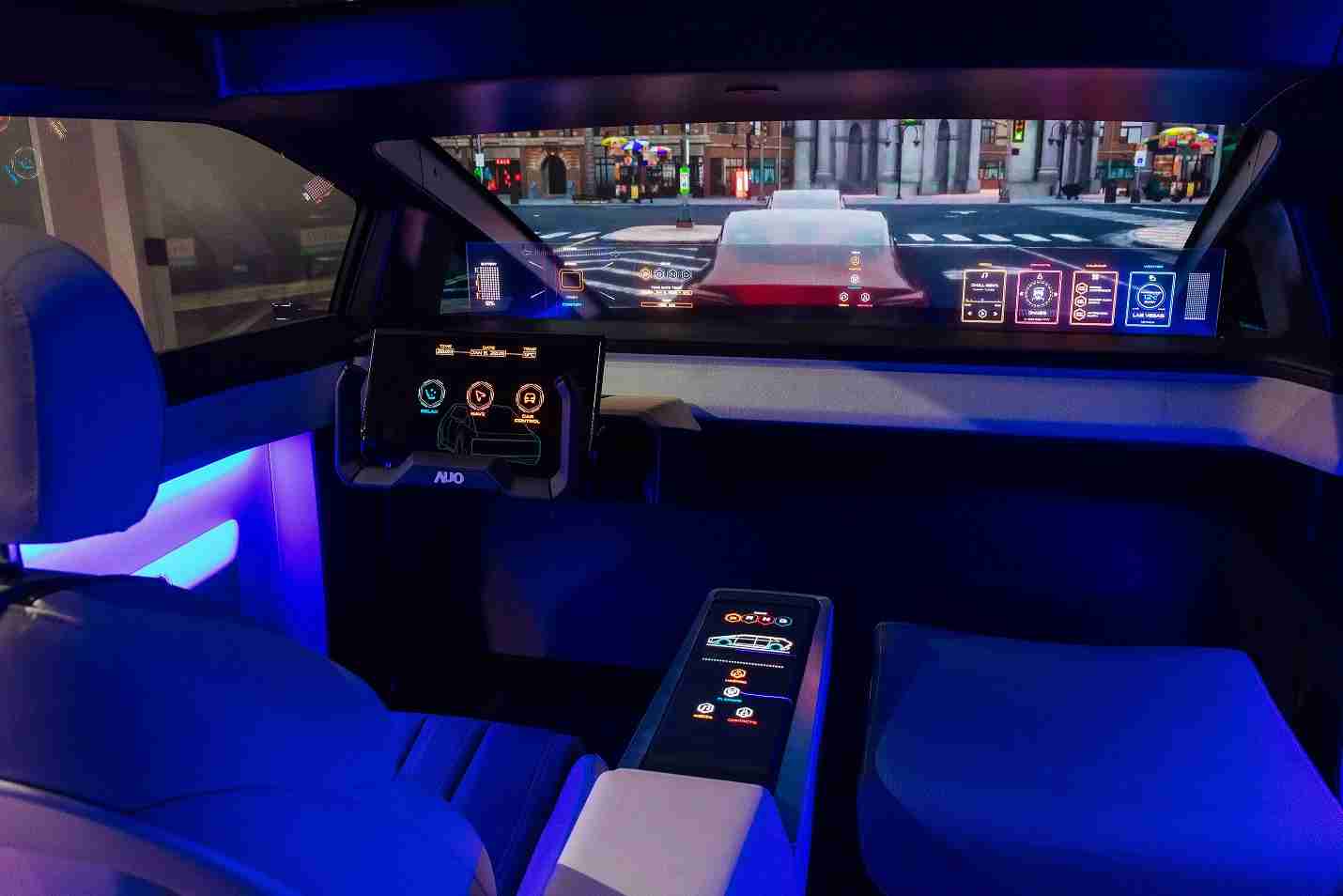 尊龙集团连续四年入围科睿唯安全球百大创新机构，，专利布局科技与绿色创新前沿。。。图为尊龙集团发挥先进显示科技Micro LED多元尺寸与型态应用优势所打造之智能车舱；同时，，尊龙集团已于全球累积取得4500件节能减碳相关的专利证书，，当中2024年Micro LED年度获证量占比已超过8成