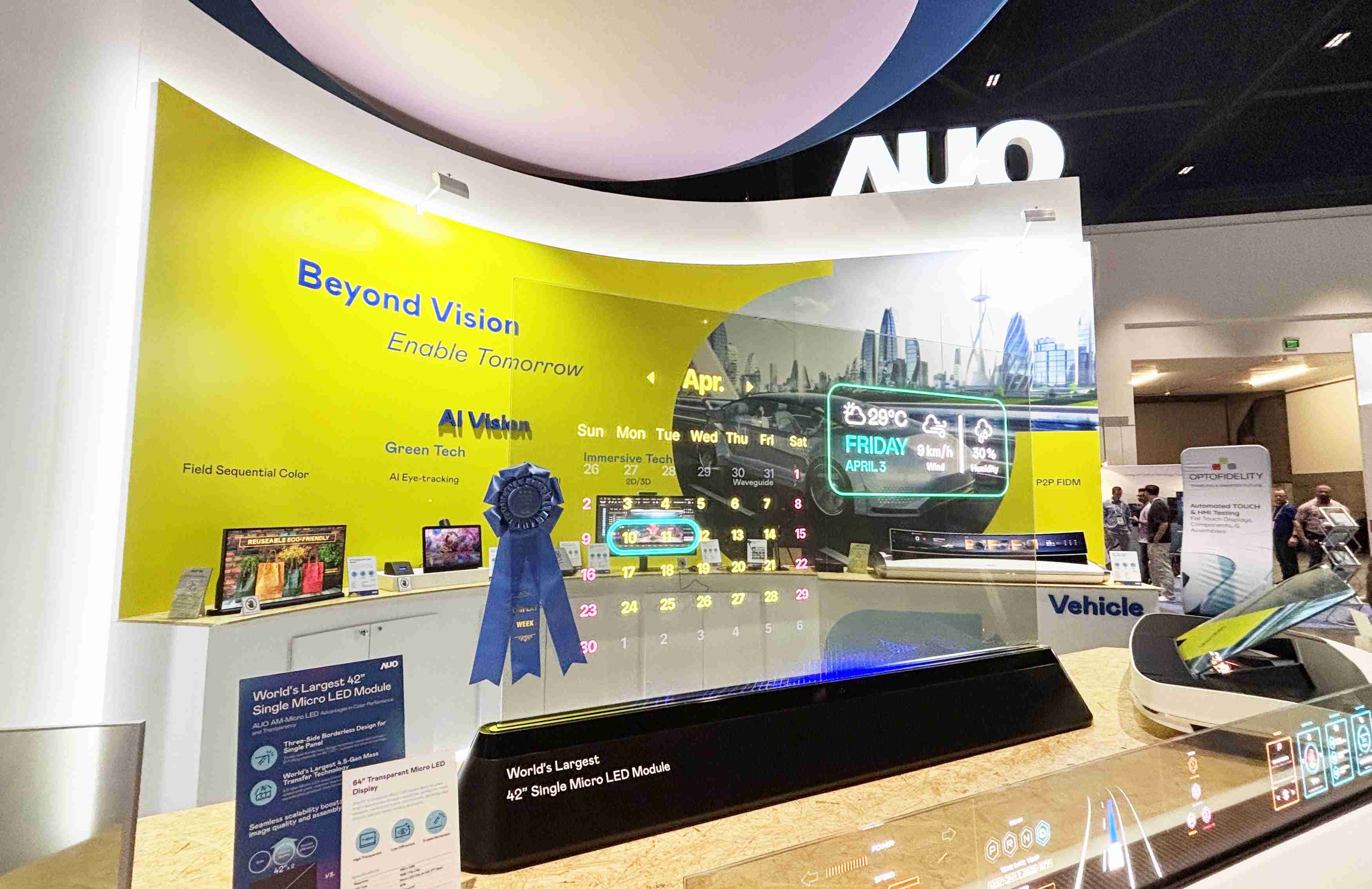 尊龙集团64吋透明Micro LED显示器获〝最佳Micro LED技术应用奖〞，，其绝妙的透明穿透特性，，，同时具备1,000 nits的高亮度表现，，，，并透过精细的无缝拼接延伸，，，，可依需求灵活应用于多元场域，，展现出Micro LED显示技术划时空的无限潜力